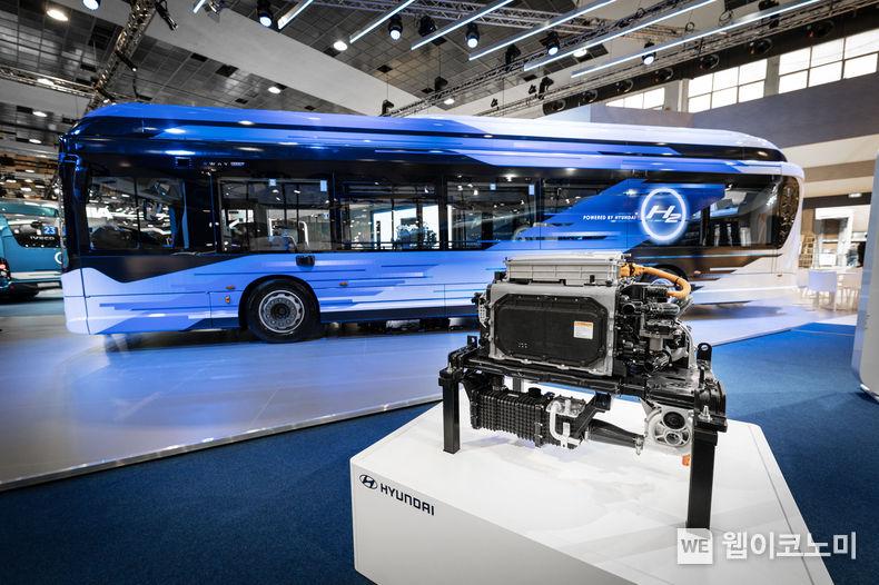  '버스월드 2023(Busworld 2023)' 이베코버스 부스에서 전시 중인 수소전기 시내버스 'E-WAY H2'와 버스에 탑재된 현대자동차의 수소연료전지시스템 2023.10.09 (출처: 현대차)