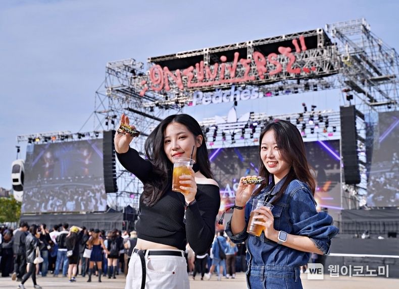 피치스 원 유니버스 페티스벌 2023 현장에서 ‘롯데 X 피치스 에너지 껌’을 소개하고 있다. 2023.10.11. (출처: 롯데웰푸드)