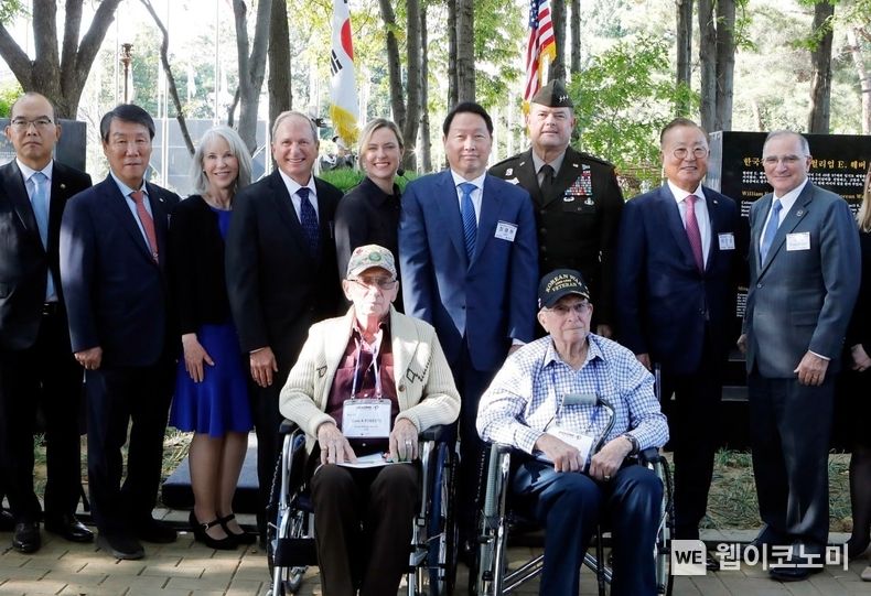 3. 최태원 회장(사진 가운데), 유족, 한미동맹재단.주한미군전우회, 주한미군 등 관계자들과 행사를 마치고 기념 사진을 촬영하고 있다. 2023.10.12. (출처: SK)