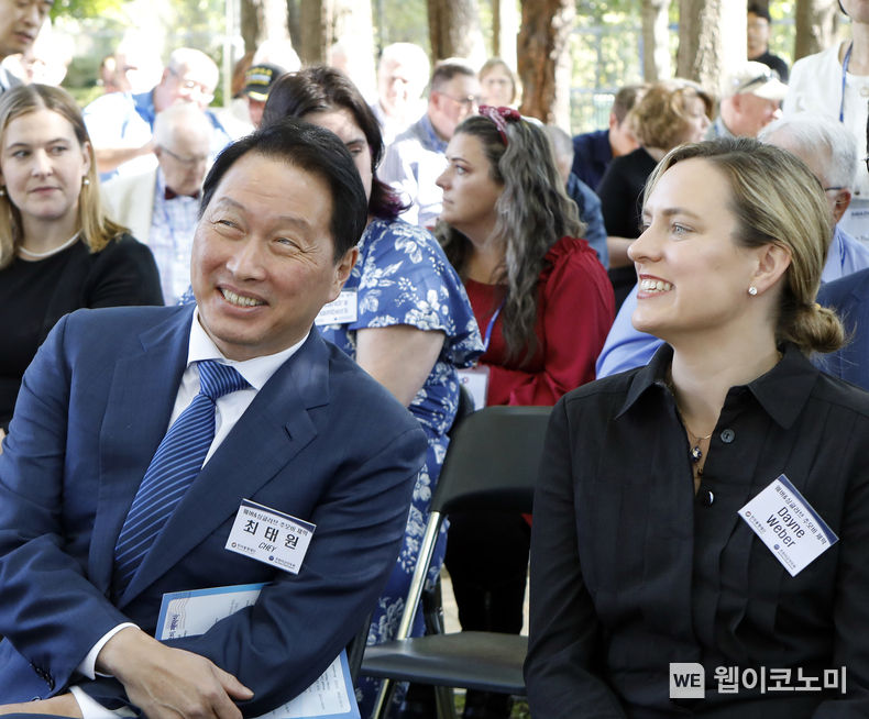 최태원 회장이 웨버 대령의 손녀인 데인 웨버 양과 대화를 나누고 있다. 2023.10.12. (출처: SK)