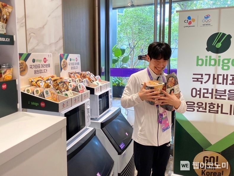 CJ가 항저우 아시안게임 선수촌에 마련한 CJ부스에서 체조 국가대표 윤진성이 간편식을 가져가고 있다. 2023.10.13. (출처: CJ)