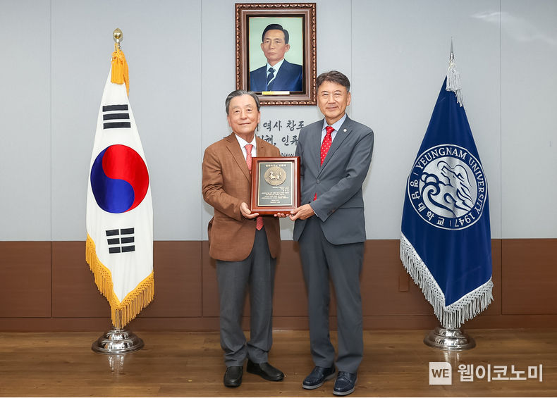 영남대학교가 이수근 약학대학 후원장학회 이사장을 '천마아너스' 회원으로 선정하고 인증패를 수여했다.(왼쪽부터 이수근 이사장, 최외출 총장) 2023.10.13. (출처: 영남대학교)