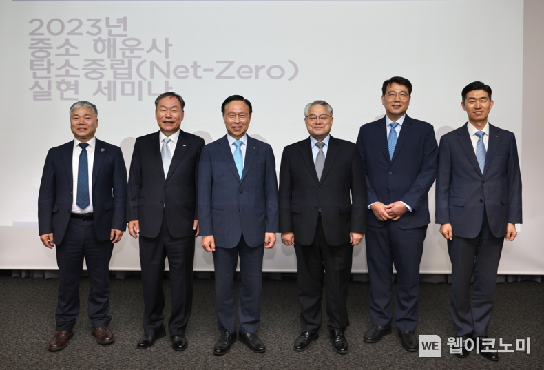 (왼쪽부터) 한국해양수산개발원 박한선 실장, ㈜디섹 박일동 회장, 산업은행 김복규 수석부행장, 한국해운협회 양창호 부회장, 우진선박㈜ 정성헌 대표, 산업은행 박종만 본부장 2023.10.13 (출처: 산업은행)