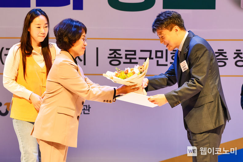 박진식 한국무역보험공사 혁신사업본부장(오른쪽)이 종로구민회관 에서 ‘2023년 슈퍼스타 종로’ 행사에서 종로구청장상을 수상하고 있다. 2023.10.13 (출처: 한국무역보험공사) 