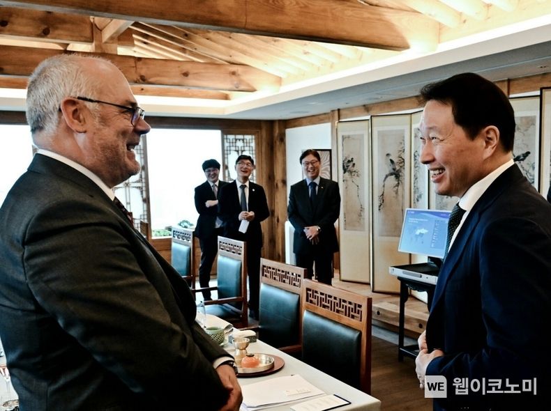 최태원 SK그룹 회장(오른쪽)이 지난 13일 서울 종로구 SK서린빌딩을 찾은 알라르 카리스 에스토니아 대통령을 반갑게 맞이하고 있다. 2023.10.15 (출처: SK)
