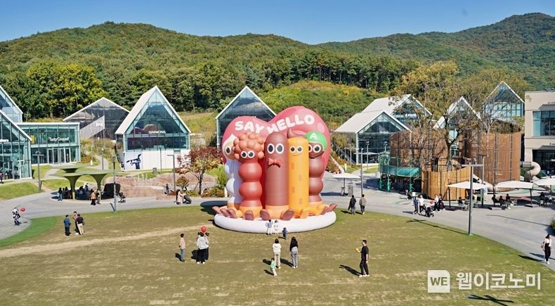 Hello 빼빼로월드 브랜드존. 빼빼로 프렌즈를 형상화한 대형 조형물. 2023.10.17. (출처: 롯데웰푸드)