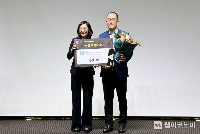 시상식이 끝나고 DDI HoD 조직을 총괄하는 로버트오 부사장(오른쪽)이 한국IDC 한은선 지사장과 기념사진을 촬영하고 있다. 2023.10.17. (출처: 두산)