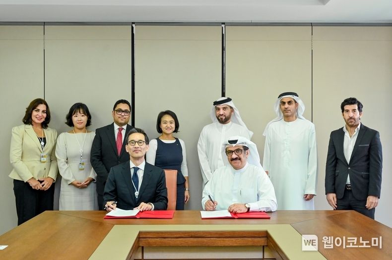  KOTRA(사장 유정열)의 국가 투자유치 기구인 인베스트 코리아(Invest KOREA)와 UAE 해외투자자협의회(UAE International Investors Council, 이하 UAEIIC)는 16일 아부다비에서 한국과 UAE 양국 간 투자협력 증진을 위한 업무협약을 체결한다. 김태형 인베스트코리아 대표(왼쪽에서 첫번째)와 자말 빈 사이프 알 자르완(Jamal Bin Saif Al Jarwan) UAEIIC 사무총장(왼쪽에서 두 번째)이 업무 협약을 체결하고 있다. 2023.10.18 (출처: KOTRA)