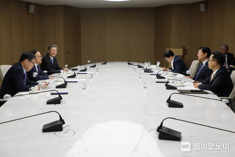  (완쪽부터)중견련 이호준 부회장, 중기중앙회 정윤모 부회장, 대한상의 우태희 부회장, 경총 이동근 부회장, 무역협회 정만기 부회장, 한경협 김창범 부회장<br>
2023.10.18. (출처: 한국경영자총협회)