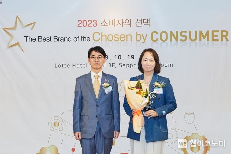 한국필립모리스가 ‘2023 소비자의 선택’ 궐련형 전자담배 부문 대상을 2년 연속 수상했다. (왼쪽부터) 시상을 맡은 김상용 ‘2023 소비자의 선택’ 심사위원장(고려대학교 경영학과 교수), 김기화 한국필립모리스 커뮤니케이션 총괄. 2023.10.19. (출처: 한국필립모리스)