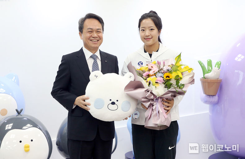 신한금융그룹(회장 진옥동)은 19일 오전 서울 중구에 위치한 신한금융 본사에서 지난 8일 막을 내린 제19회 항저우 아시안게임 탁구 여자 복식에서 금메달을 획득한 신유빈 선수를 초청해 축하와 격려의 시간을 가졌다. <br>
이날 행사에 참석한 진옥동 신한금융그룹 회장(사진 왼쪽)과 신유빈 선수가 기념촬영을 하고 있다. 2023.10.19. (출처: 신한금융그룹)