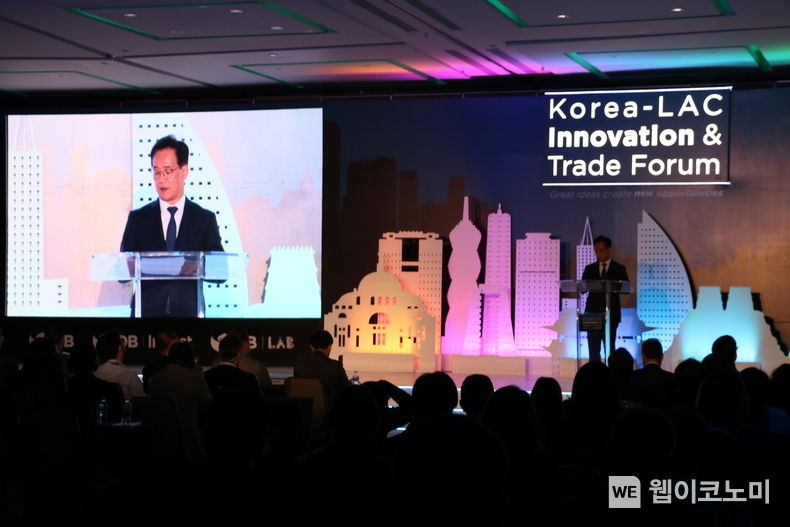 KOTRA(사장 유정열)는 이달 18일부터 이틀간 멕시코시티에서 기획재정부(장관 추경호), 미주개발은행(총재 일란 고우드파잉, 이하 IDB), 한국수출입은행(행장 윤희성)과 함께 ‘2023 한-중남미 혁신·무역포럼(2023 Korea-LAC Innovation & Trade Forum)’을 개최했다. 김상순 KOTRA 중남미지역본부장이 개회사를 하고 있다. 2023.10.19 (출처: KOTRA)