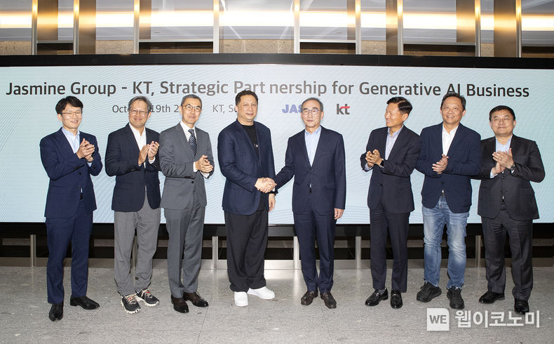 KT 19일 태국의 대표 정보통신 기업인 자스민 그룹과 함께 KT 초거대 AI ‘믿음’을 활용한 태국어 대형언어모델 구축 및 동남아시아 공동 사업화 협력을 추진하기로 했다고 22일 밝혔다.<br>
KT 김영섭 대표(중앙 오른쪽)와 태국 자스민 그룹 Pete Bodharamik 회장(중앙 왼쪽)을 비롯한 양사 주요 임원들이 19일 오후 서울 광화문 KT 사옥에서 만나 기념사진을 촬영하고 있다. 2023.10.20. (출처: KT)