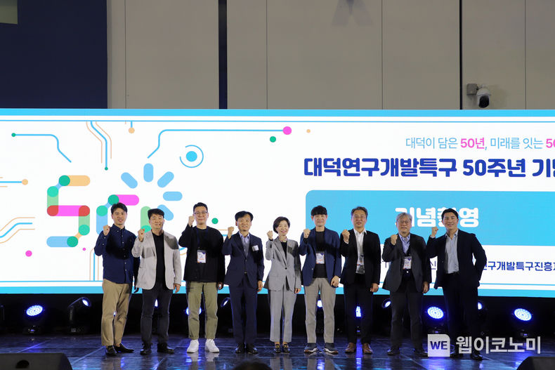 왼쪽부터 ㈜에이트테크(최우수상, 시민투자단상), ㈜이에이포스(최우수상), ㈜토트(대상), 강병삼 연구개발특구진흥재단 이사장, 조성경 과학기술정보통신부 차관, ㈜아이브이웍스(대상), ㈜코솔러스(시민투자단상), ㈜알디솔루션(우수상), ㈜ 허드슨에이아이(우수상) 2023.10.22 (출처: 연구개발특구진흥재단)