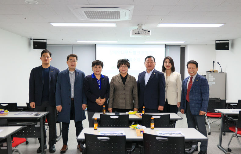 강북구의회 복지건설위원회(위원장 이상수)는 제267회 임시회 중 지난 19일 ‘강북잇다 푸드뱅크마켓센터’를 방문하여 현장활동을 실시했다. (왼쪽부터) 서울 강북구의회 복지건설위 소속 최인준 의원, 허광행 의원, 김명희 의원, 유인애 의원, 이상수 의원, 정초립 의원, 노윤상 의원 2023.10.22 (출처: 강북구의회)