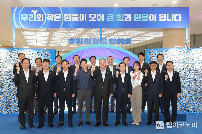 임종룡 우리금융그룹 회장(앞줄 오른쪽에서 5번째)이 지난 20일 자회사 CEO 및 임직원들과 우리금융 본사에 모여 조직문화 혁신을 다짐하며 기념촬영을 하고 있다. 2023.10.23. (출처: 우리금융그룹)