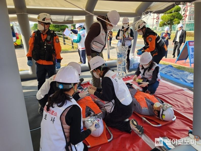 25일(수) 동서발전 당진발전본부에서 시행된 '2023년 재난대응 안전한국훈련'에서 인명 구조 훈련을 하고 있는 모습. 2023.10.25. (출처: 한국동서발전)