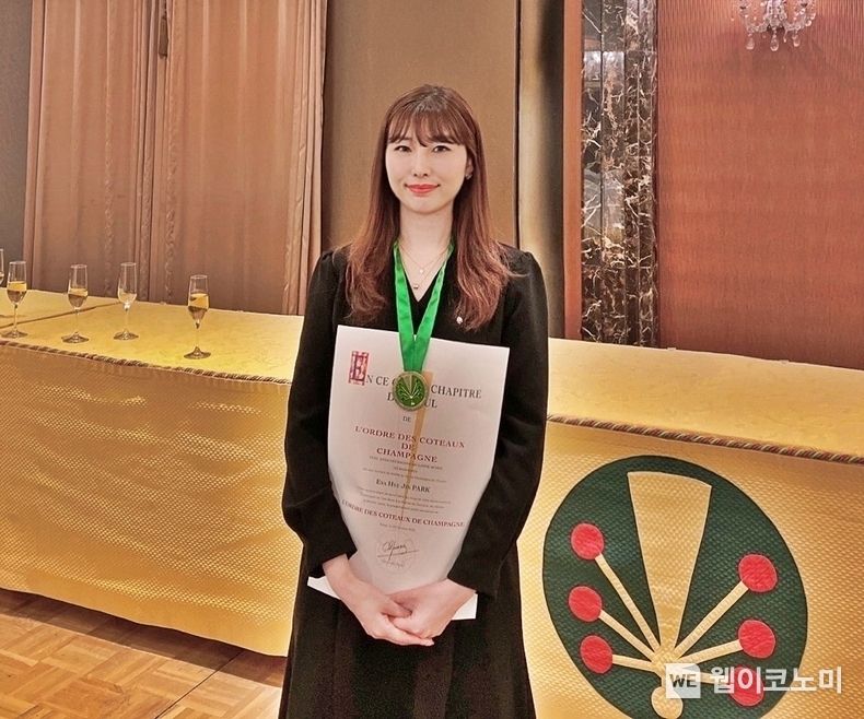 서울시 중구에 위치한 롯데호텔 서울 3층 사파이어룸에서 담슈발리에 작위를 받은 롯데슈퍼 박혜진 와인MD의 모습. 2023.10.26. (출처: 롯데쇼핑)