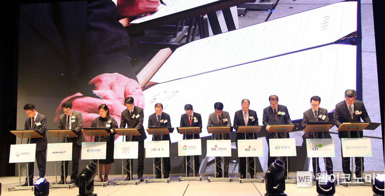 KG 모빌리티가 미래 발전 전략의 일환으로 전기차 배터리 팩 공장 설립을 위해 경상남도 및 창원시 그리고 KG 스틸과 상호 간에 투자와 고용 및 행정 지원을 위한 투자협약(MOU)을 체결했다고 밝혔다. 사진은 체결식에서 서명을 하고 있는 모습. 2023.10.26. (출처: KG모빌리티)