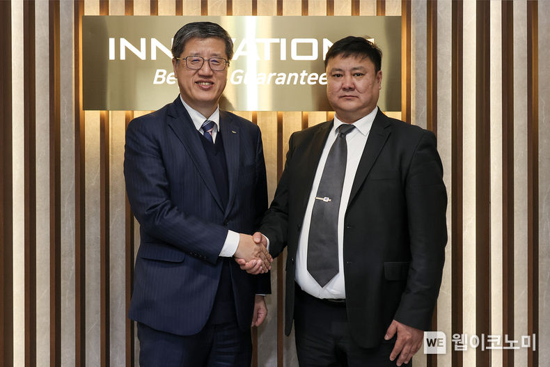 최원목 신용보증기금 이사장(왼쪽)과 초크차이칸 사란투야 몽골신용보증기금 사장(오른쪽)이 26일 마포 ‘프론트원’에서 기념 촬영을 하고 있다. 2023.10.27. (출처: 신용보증기금)