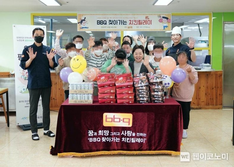 BBQ _찾아가는 치킨릴레이_로 안산 장애인 복지시설의 장애인과 가족, 관계자들이 특별한 추억을 만들고 있다. 2023.10.27. (출처: 제너시스BBQ)