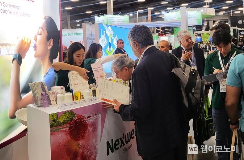 ‘2023 SSW’ 삼양사 홍보 부스에서 방문객들이 제품에 대해 상담하고 있다. 2023.10.27. (출처: 삼양사)