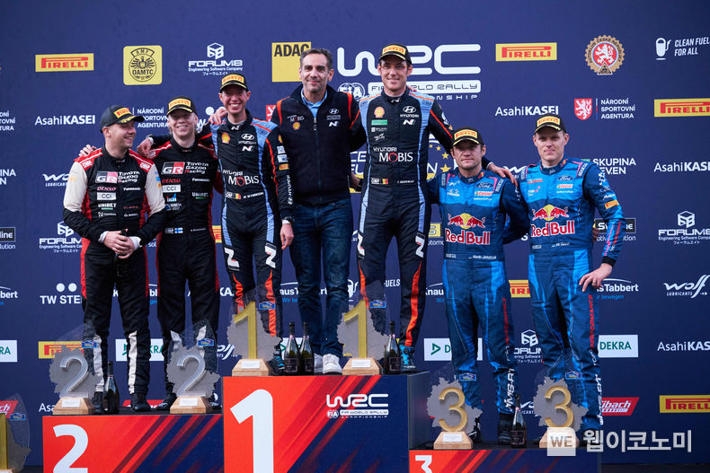 현대자동차 월드랠리팀, WRC 중부 유럽 랠리 우승<br>
'2023 월드랠리챔피언십' 중부 유럽 랠리에서 포디움에 오른 참가자들의 모습. 사진 왼쪽부터 2위에 오른 도요타팀 소속 코드라이버 코드라이버 요네 할투넨(Jonne Halttunen)과 칼레 로반페라(Kalle Rovanperä), 우승을 차지한 현대 월드랠리팀 소속 코드라이버 마틴 비데거(Martijn Wydaeghe), 현대 월드랠리팀 감독 시릴 아비테불(Cyril Abiteboul)과 티에리 누빌(Thierry Neuville), 3위에 오른 포드팀 소속 코드라이버 마틴 야르베오야(Martin Järveoja)와 오트 타낙(Ott Tänak) 2023.10.30. (출처: 현대자동차)