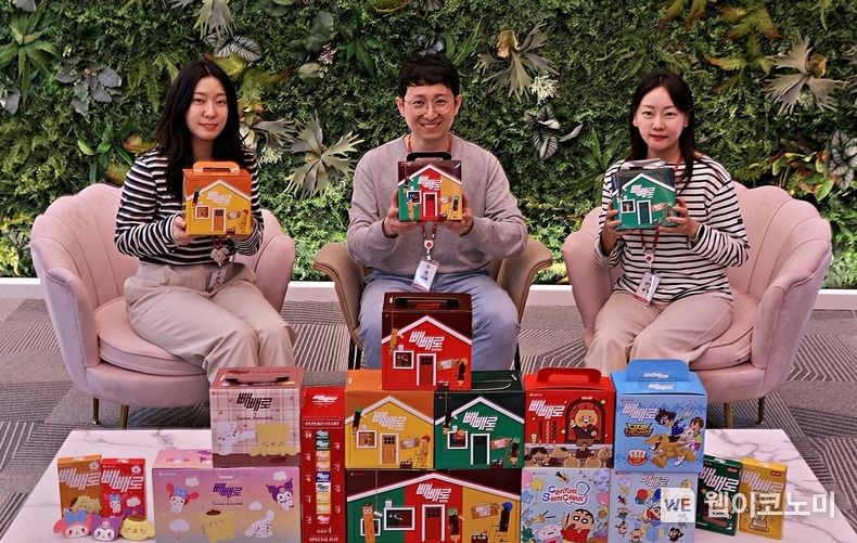롯데웰푸드 임직원들이 귀여운 캐릭터를 활용한 온라인 전용 컬래버 빼빼로를 선보이고 있다. 2023.10.30. (출처: 롯데웰푸드)