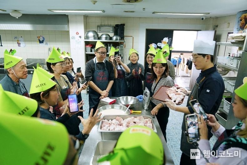 한국을 방문한 싱가폴 관광객들이 BBQ 치킨대학의 치킨캠프에 참여해 BBQ 황금올리브 치킨 조리 방법을 배우고 있다. 2023.10.30. (출처: 제너시스BBQ)
