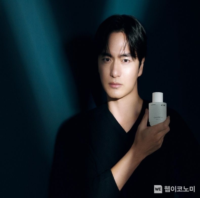 오딧세이의 앰버서더 배우 이진욱이 새로 출시된 ‘챕터 파이브’의 ‘라이트하우스 토너’를 들고 있다. 2023.10.30. (출처: 아모레퍼시픽)