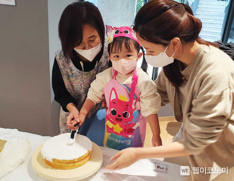 주거서비스 최우수 인증을 받은 ‘독산역 롯데캐슬’ 단지 입주민들이 행사에 참여하고 있다. 2023.10.31. (출처: 롯데건설)
