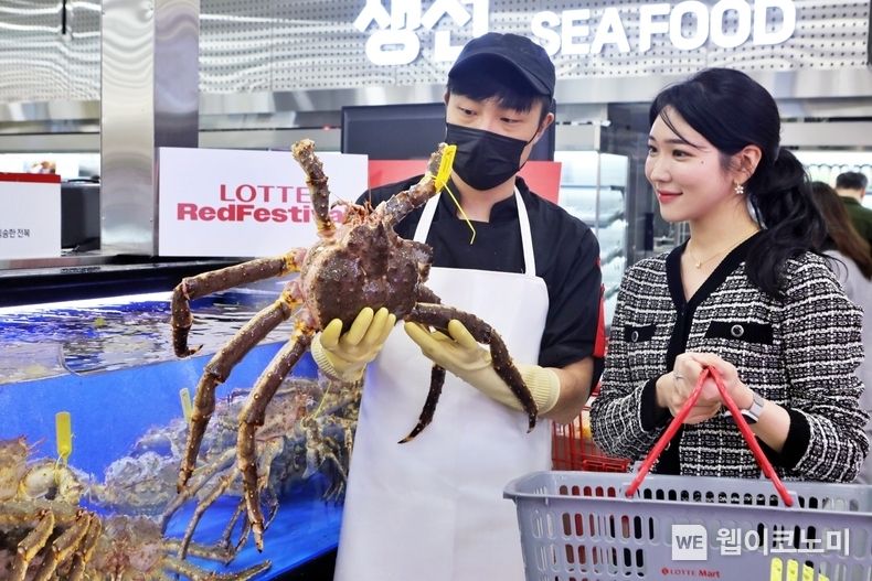 제타플렉스 서울역점 수산매장에서 반값 킹크랩을 보고있는 고객 2023.11.01. (출처: 롯데쇼핑)