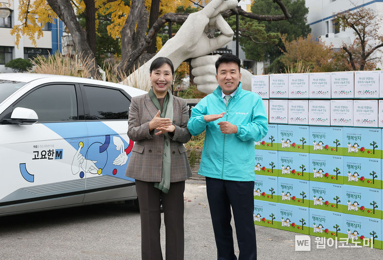 함영주 하나금융그룹 회장(사진 오른쪽)은 ‘사랑합니다’, 김은숙 국립서울농학교장(사진 왼쪽)은 ‘감사합니다’를 뜻하는 수어를 취하며 기념촬영을 하고 있다. 2023.11.01 (출처: 하나금융그룹)