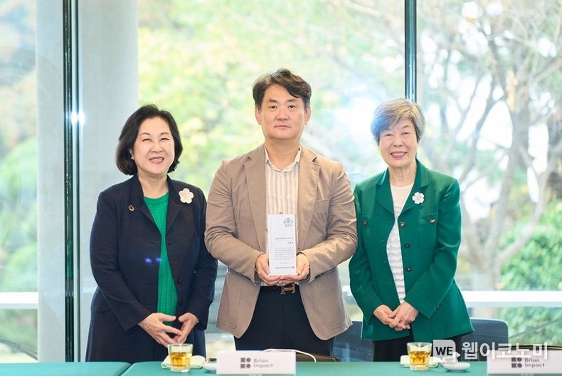 이화여자대학교 자회사형 장애인 표준사업장에 방문한 김정호 이사장(중앙), 김은미 총장(좌), 장명수 이사장(우). 2023.11.03 (출처: 브라이언임팩트)