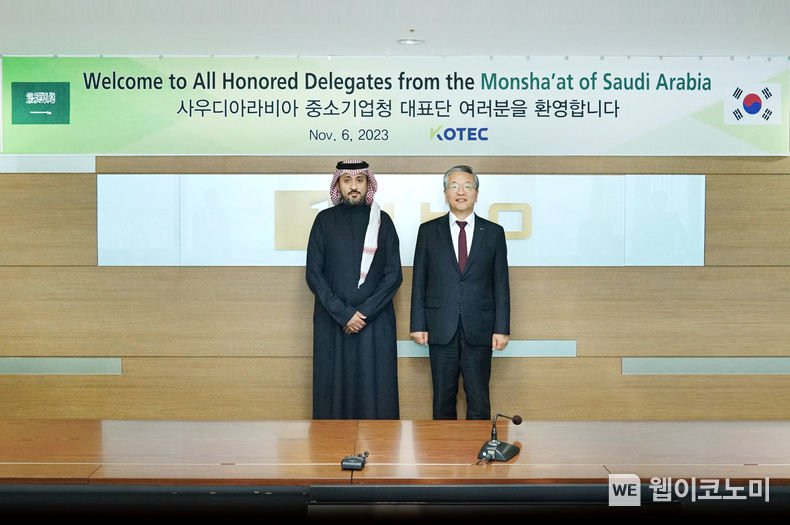 김종호 기술보증기금 이사장(사진 오른쪽)과 사미 빈 이브라힘 알후세이니 사우디아라비아 중소기업청장(사진 왼쪽) 2023.11.06. (출처: 기술보증기금)