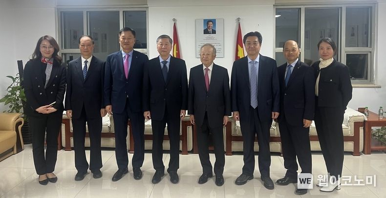 11월 7일 손경식 한국경영자총협회 회장(좌로부터 5번째)은 중국국제다국적기업촉진회(CICPMC)를 방문해 상푸린 부회장(좌로부터 4번째)과 기념촬영을 하고 있다. 2023.11.07 (출처: 경총)