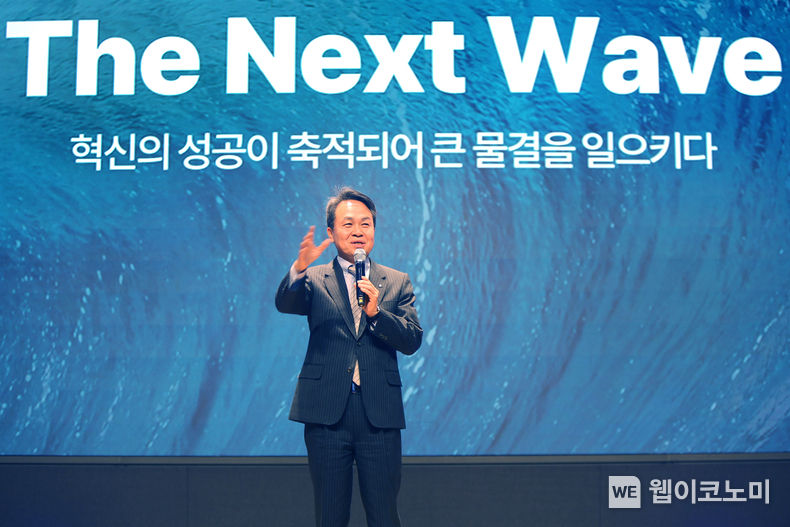 신한금융그룹(회장 진옥동)은 7일 오후 서울 중구에 위치한 신한금융 본사에서 진옥동 회장을 비롯한 그룹 임직원들이 참석한 가운데 『신한 디지털 이노베이션 데이』를 개최했다고 8일 밝혔다.<br>
이날 행사에 참석한 진옥동 신한금융그룹 회장이 기념사를 전하고 있다. 2023.11.08. (출처: 신한금융그룹)