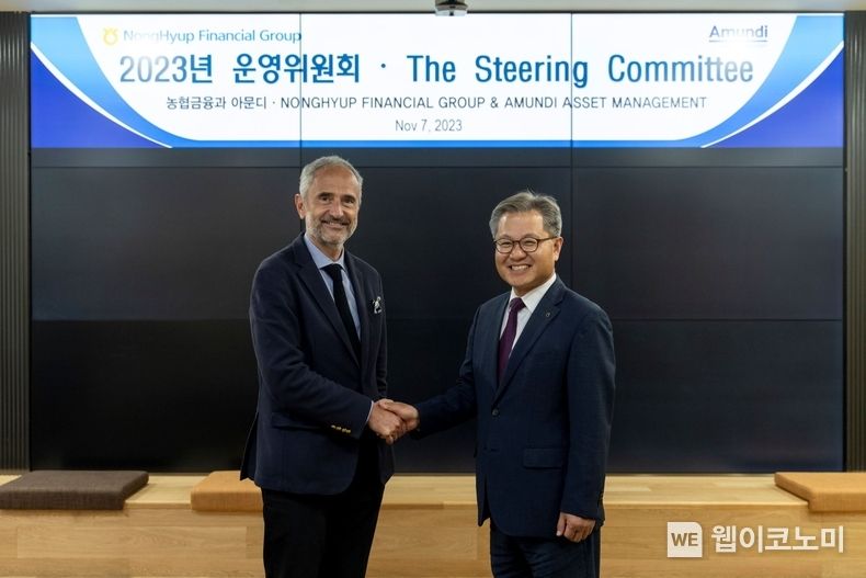 농협금융은 7일, 중구 소재 본사에서 Amundi와 주주간 협력과제 추진경과를 점검하기 위한 운영위원회를 개최했다.<br>
(사진 왼쪽부터) 올리비에 마리에 Amundi 파트너십 총괄 임원, 길정섭 NH농협금융 부사장 2023.11.08. (출처:농협금융)