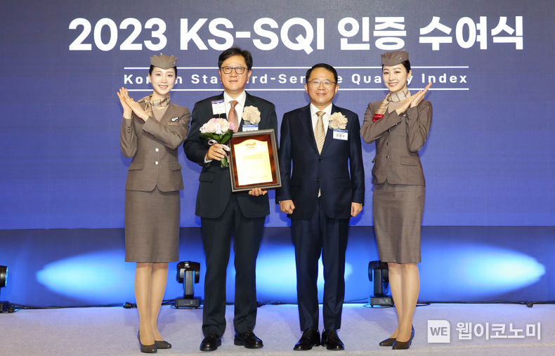 아시아나항공이 「2023 한국서비스품질지수(KS-SQI)」에서 항공 부문 1위 항공사로 선정됐다. 아시아나항공 원유석 대표이사(왼쪽 두 번째)가 8일(수) 서울시 중구 롯데호텔 서울에서 열린 「2023 한국서비스품질지수(KS-SQI)」시상식에 참석해 한국표준협회 강명수 회장(왼쪽 세 번째)과 기념 촬영을 하고 있다. 2023.11.08. (출처: 아시아나항공)