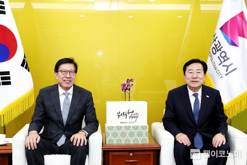 (왼쪽부터) 박형준 부산시장 / 김기문 중기중앙회장 2023.11.09. (출처: 중소기업중앙회)