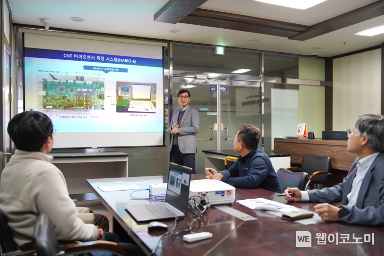 ETRI 장준영 박사(왼쪽에서 두번째)와 (주)지앤시바이오 연구진이 애로기술에 관해 논의하는 모습 2023.11.09. (출처: 한국전자통신연구원)