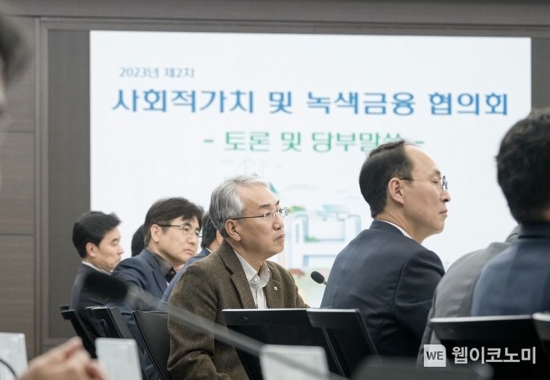 농협금융은 9일, 중구 소재 본사에서 그룹 ESG경영 협의체인「사회적가치 및 녹색금융 협의회」를 개최했다. 이석준 농협금융 회장(가운데)이 회의를 주재하고 있다. 2023.11.10. (출처: 농협금융)