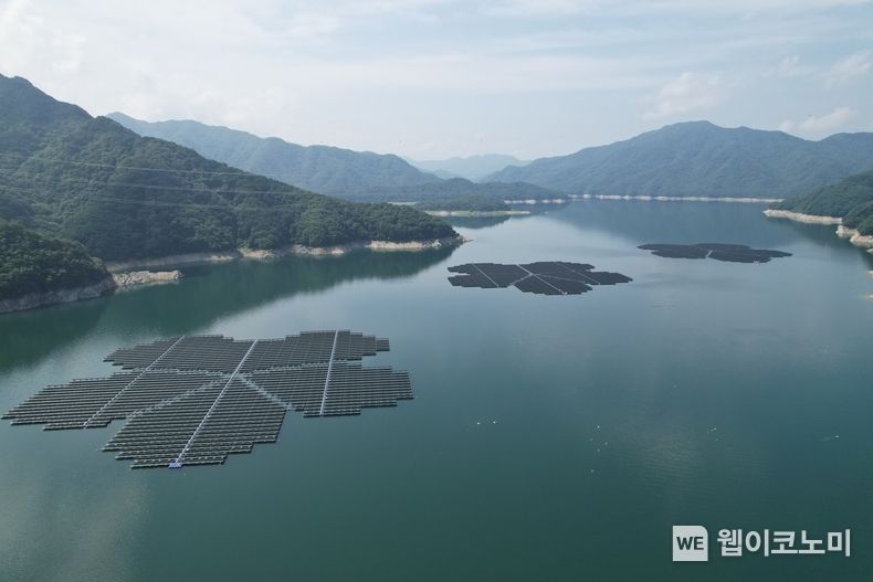 소양강댐 상류 8.8MW 양구 수상태양광 전경 2023.11.10. (출처: 한국동서발전)