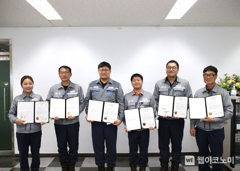 지난 10일 한화오션 거제사업장에서 열린 자동화 경진대회 시상식에서 수상자들이 기념 촬영을 하고 있다. 2023.11.12 (출처: 한화오션)