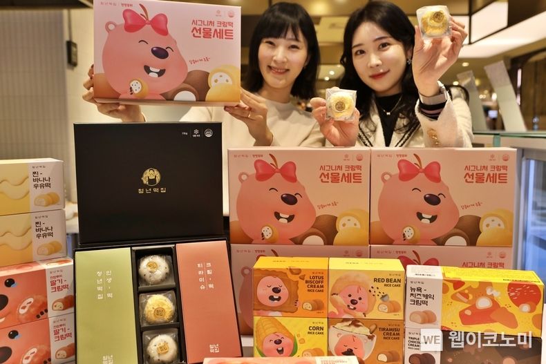 롯데백화점 본점 지하 1층 식품매장에 열린 '청년떡집' 팝업 매장에서 포즈를 취하는 모델 2023.11.12 (출처: 롯데쇼핑)