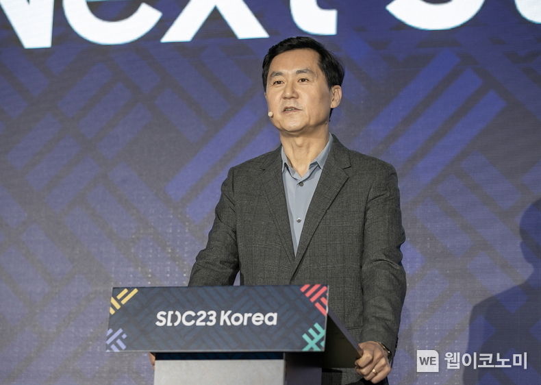 행사 첫날 삼성전자 DX부문 최고기술책임자(CTO) 겸 삼성리서치장인 전경훈 사장이 환영사를 하고 있다. 2023.11.14. (출처: 삼성전자)
