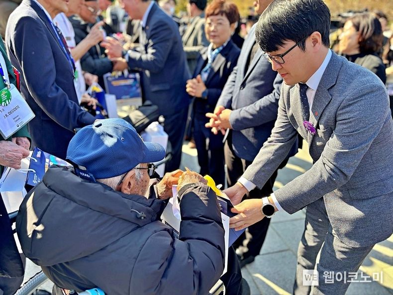 지난 11일 부산 유엔기념공원에서 열린 ‘턴 투워드 부산(Turn Toward Busan)’ 행사에 참석한 김태우 롯데웰푸드 CSR마케팅팀 팀장이 참전용사에게 감사 키트를 전달하고 있다. 2023.11.14. (출처: 롯데웰푸드)