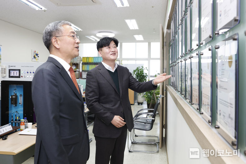 김종호 기술보증기금 이사장(사진 왼쪽)과 이민수 (주)엠에스텍 대표이사(사진 오른쪽) 2023.11.14. (출처: 기술보증기금)