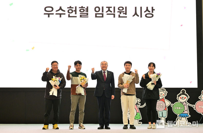 14일 삼성전자 화성 부품연구동(DSR)에서 14일 열린 '2023 하반기 삼성 나눔의 날' 행사에 참석한 대한적십자사 조남선 혈액관리본부장(가운데)이 누적 100회 헌혈을 달성한 삼성전자 조상연(왼쪽 첫번째) 프로에게 '명예장', 삼성전자 김영재(왼쪽 두번째)·안대영(오른쪽 두번째) 프로(각 50회 헌혈)에게 '금장', 삼성전자 강예진(오른쪽 첫번째) 프로(30회 헌혈)에게 '은장' 등 헌혈 유공패와 꽃다발을 수여한 뒤 기념 촬영하고 있다. 2023.11.14 (출처: 삼성전자)
