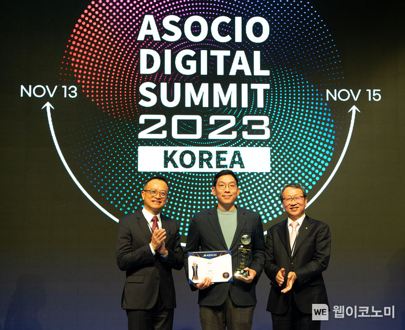 14일 서울 중구 웨스틴조선 호텔에서 열린 2023 아소시오 테크 엑설런스 어워즈에서 SK주식회사 C&C가 ‘아소시오 ESG 어워드’를 수상했다. 사진은 왼쪽부터 브라이언 센(Brian Shen) 아소사오 회장, SK(주) C&C 박준 Digital Tech.센터장, 정진섭 한국정보산업연합회장. 2023.11.15. (출처: SK㈜ C&C)